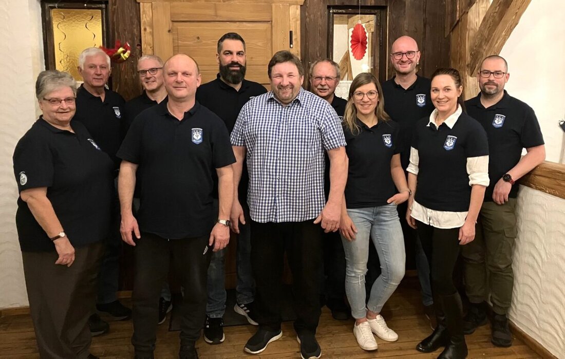 Pressath. Georg Lober, auch bekannt als "Schreiner Schorsch", unterstützte den TSV Pressath durch Spenden und kleidete die Vorstandsmitglieder einheitlich ein.