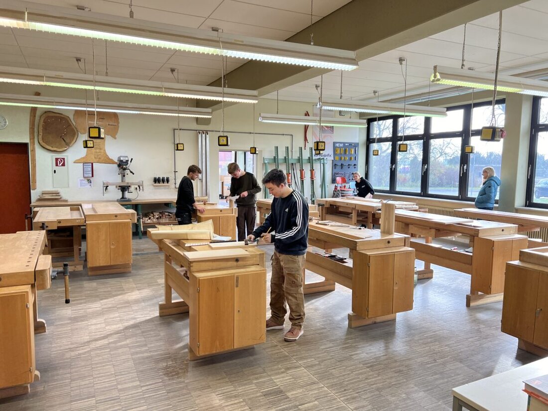 Wiesau. Das Berufliche Schulzentrum lädt zum Tag des Schreiners ein: Am Samstag, 8. November 2025, von 9 Uhr bis 12 Uhr öffnen die Holzwerkstätten für Interessierte.