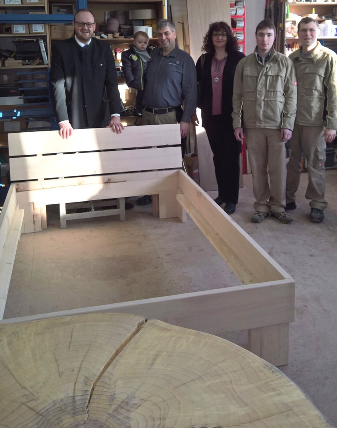 Püchersreuth. Peter Beck und seine beiden Mitarbeiter fertigen überwiegend für Privatkunden Möbel nach Wunsch und Maß. Beim Firmenbesuch machten sich Landrat Andreas Meier und Wirtschaftsförderin Barbara Mädl selbst ein Bild vom [&hellip;]