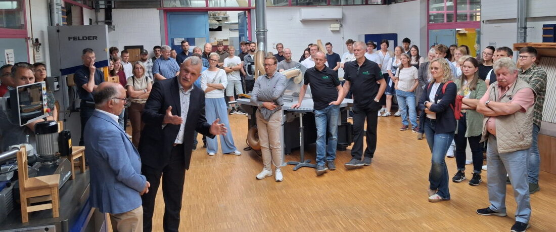 Weiden. Schreinerschüler der Europa-Berufsschule zeigen in einer Ausstellung nach drei Jahren Ausbildung ihre besten Werkstücke und laden zum Probieren von Fingerfood ein. Kreativität und Teamgeist begeistern die Gäste.