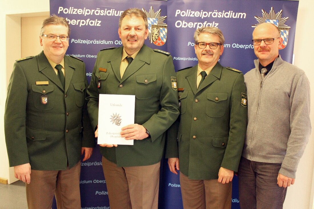 Waldsassen. Reinhold Schreyer arbeitet seit vierzig Jahren als Polizist. Dafür wurde er jetzt von Polizeipräsident Gerold Mahlmeister mit einer Urkunde ausgezeichnet. Gemeinsam mit Polizeivizepräsident Michael Liegl und Personalrat Gerhard Knorr [&hellip;]