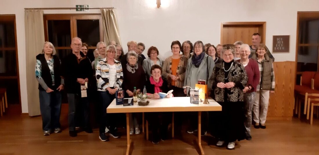 Floß. Die Oberpfälzer Autorin Marianne Ach las beim evangelischen Frauenbund im Gemeindehaus aus ihren Werken. Viele Zuhörerinnen und Zuhörer erlebten eine berührende Lesung; ein neues Buch erscheint im August.
