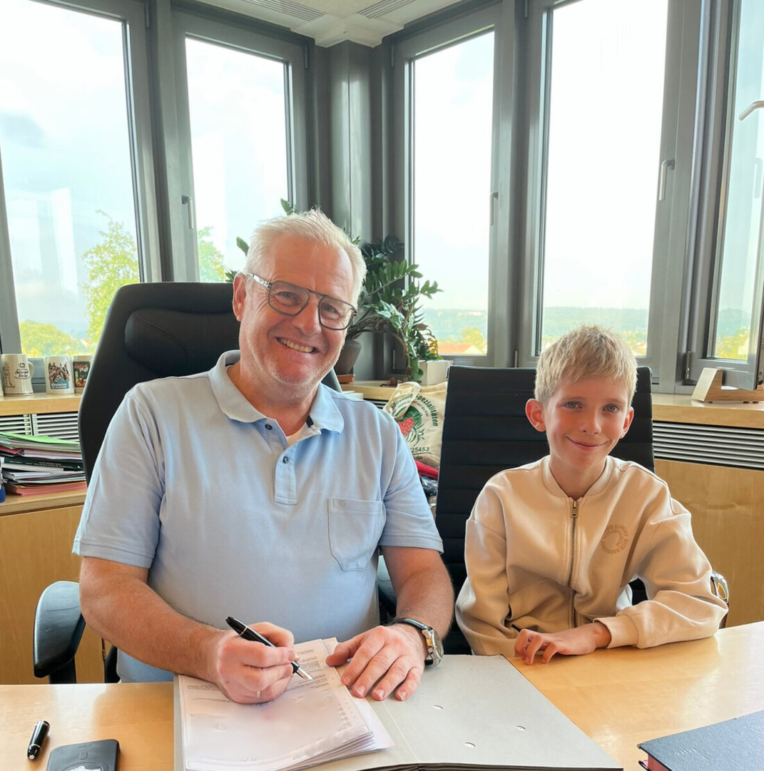 Schwandorf. Der neunjährige Jonas verbrachte an der Seite von Oberbürgermeister Andreas Feller einen besonderen Ferientag und begleitete hautnah Termine vom Amtszimmer bis ins Hallenbad.