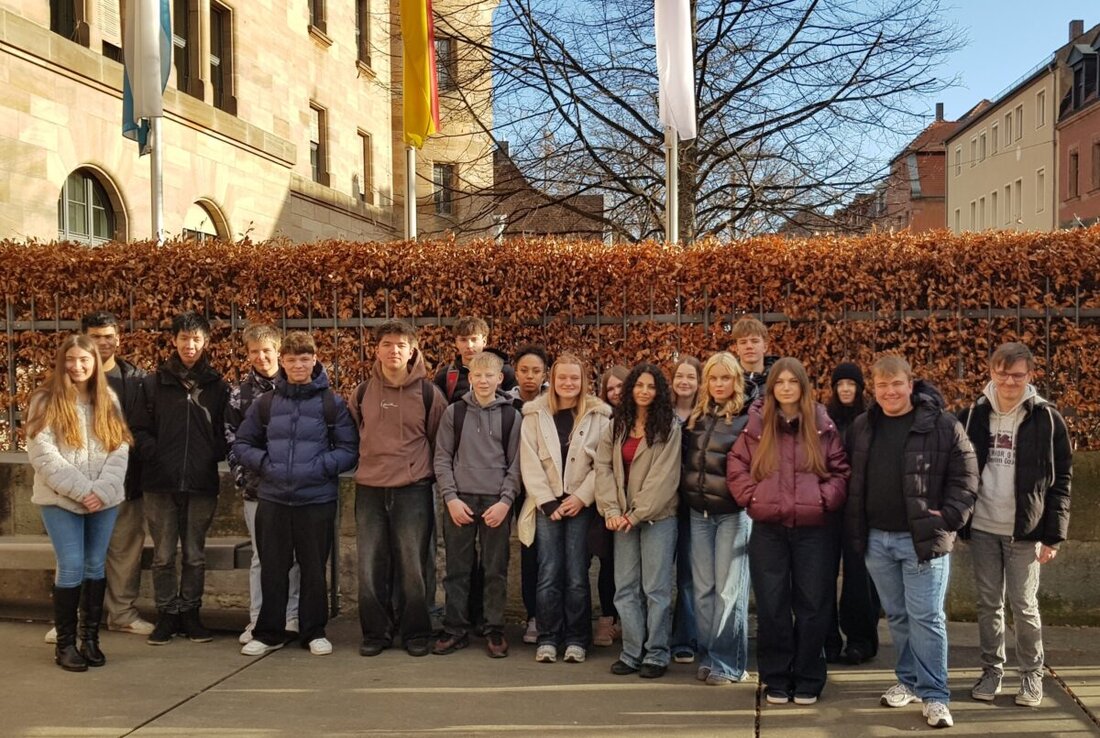 Weiden. Zwei zehnte Klassen der Staatlichen Wirtschaftsschule Weiden II besuchten in Nürnberg das Memorium Nürnberger Prozesse und die Straße der Menschenrechte. Ermöglicht wurde die Exkursion von Arbeit und Leben, Weiden.