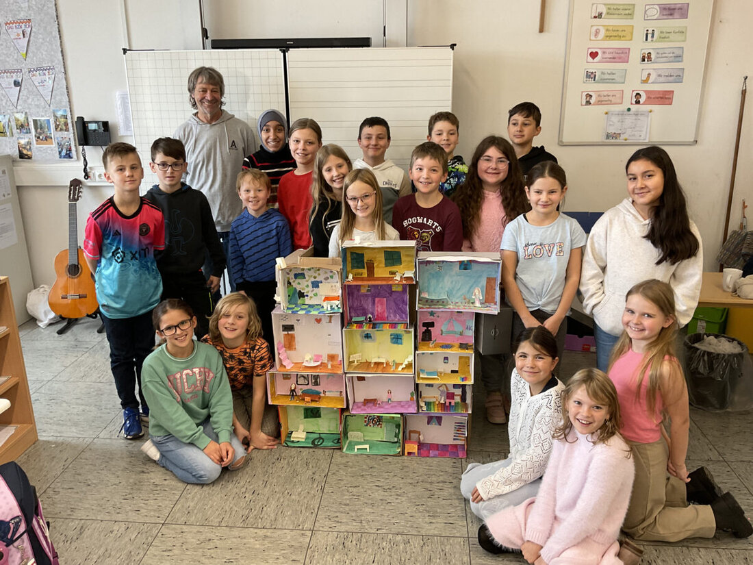 Pressath. Die Klasse 4b der Grundschule gestaltete mit Künstler Stefan Link aus Kallmünz ein Kartonhochhaus. Das Projekt ermöglichte den Schülern, in sechs Schulstunden ihre eigenen Zimmer in Schuhkartons kreativ umzusetzen.