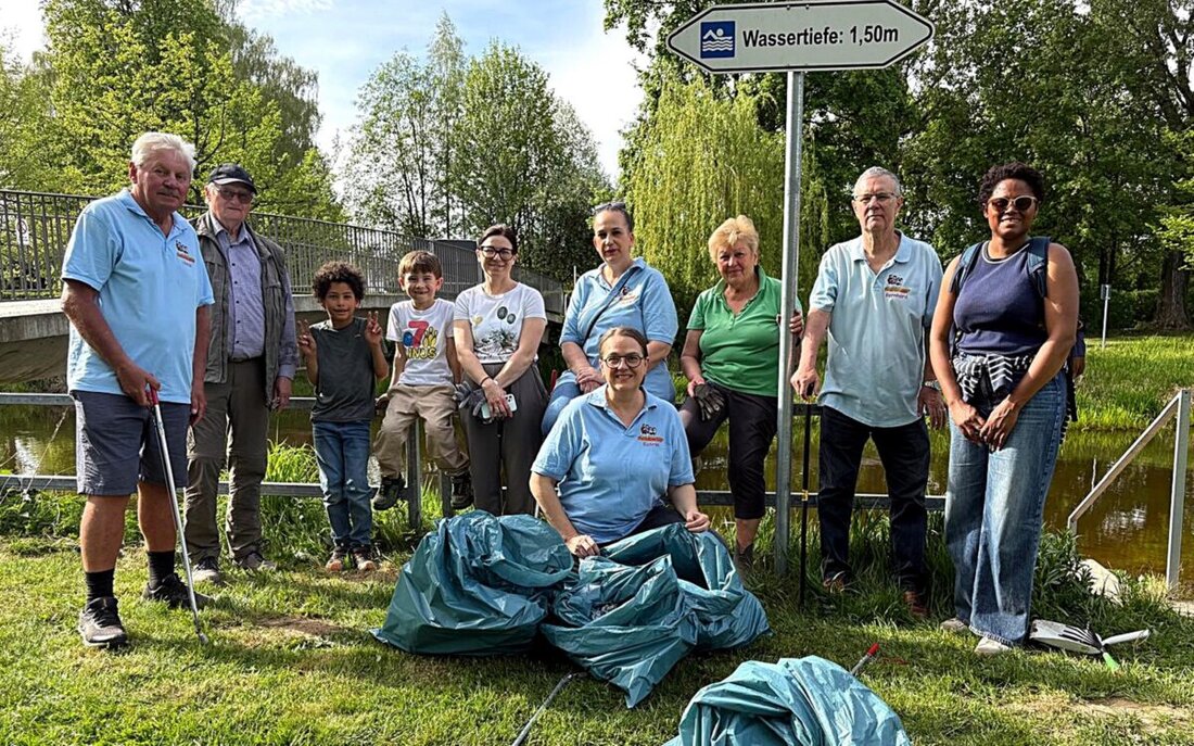 Weiden. Vor der Öffnung des Stadtbads räumten der Förderverein und viele Jugendliche der Clausnitzerschule das Gelände auf; mit Bauhofhilfe füllten sie zwei Container. Die Hauptversammlung ist am Mittwoch, 10. Juni, 19 Uhr.