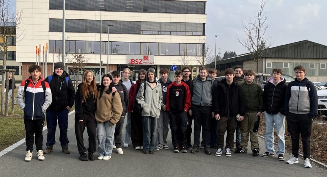 Wiesau. Die Klasse acht M der Mittelschule Erbendorf erlebte am Berufsschulzentrum einen Kooperationstag in Wirtschaft, Technik sowie Ernährung und Soziales. Von Inventur bis Werkstatt gewannen sie Einblicke in die Ausbildung.