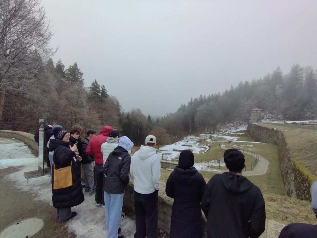 Pressath. 80 Jahre nach der Befreiung des Konzentrationslagers Flossenbürg besuchten die achte und neunte Klasse der Mittelschule Pressath die Gedenkstätte. Die Eindrücke wurden im Schulfunk besprochen.