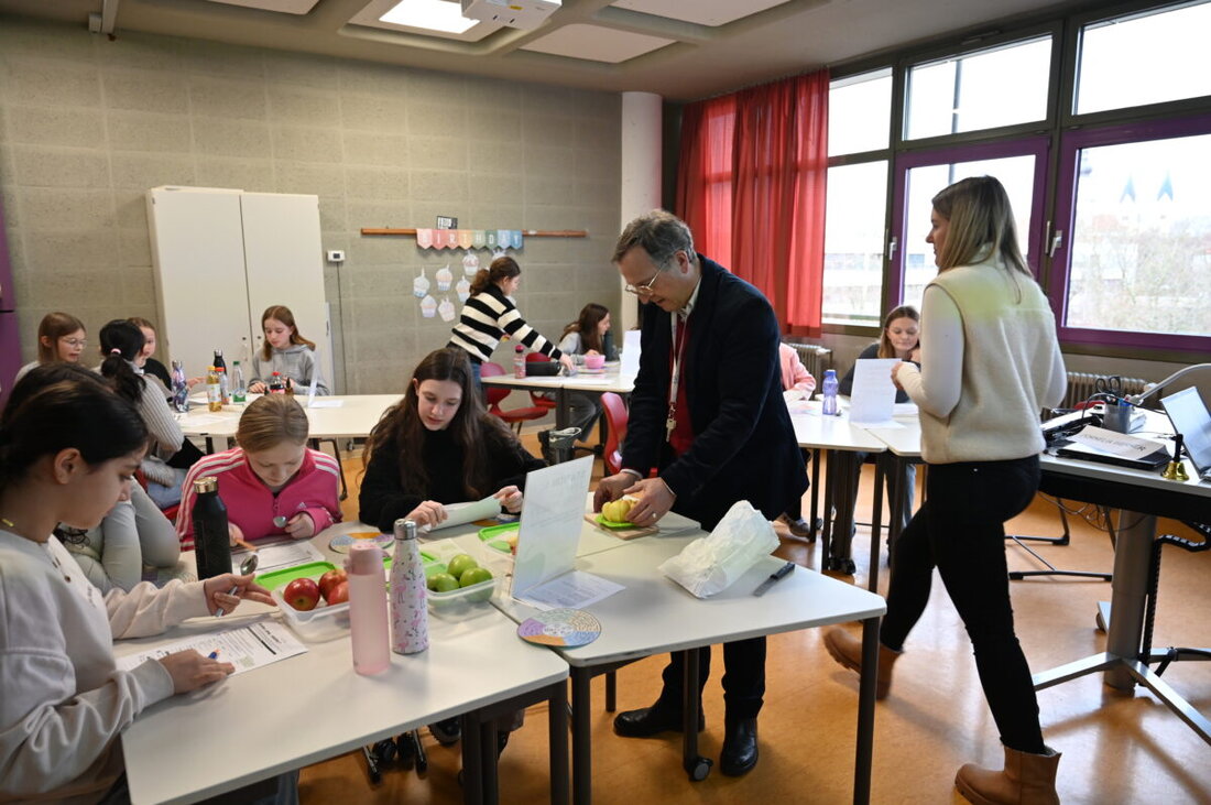 Weiden. Schülerinnen des Elly-Heuss-Gymnasiums erlebten am Donnerstag, wie Geschmackssinn durch optische Täuschungen beeinflusst wird. Eine Expertin vom Amt für Ernährung zeigte mit einem Sensorikkoffer, wie Geschmacksrichtungen erkannt und Zucker in Getränken unterschätzt wird.
