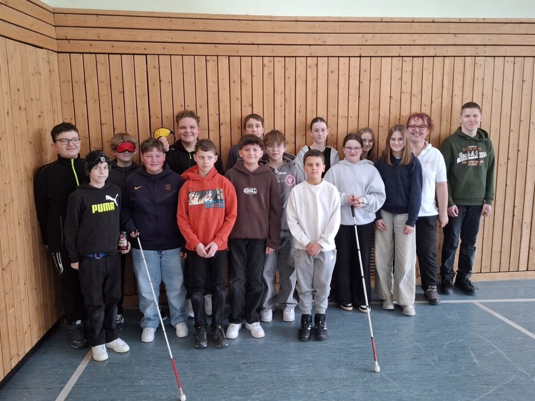 Tirschenreuth. Schüler der Mittelschule erlebten, wie es ist, sehbehindert oder blind zu sein durch Vorträge und praktische Übungen unter Anleitung von Doris Bauer.