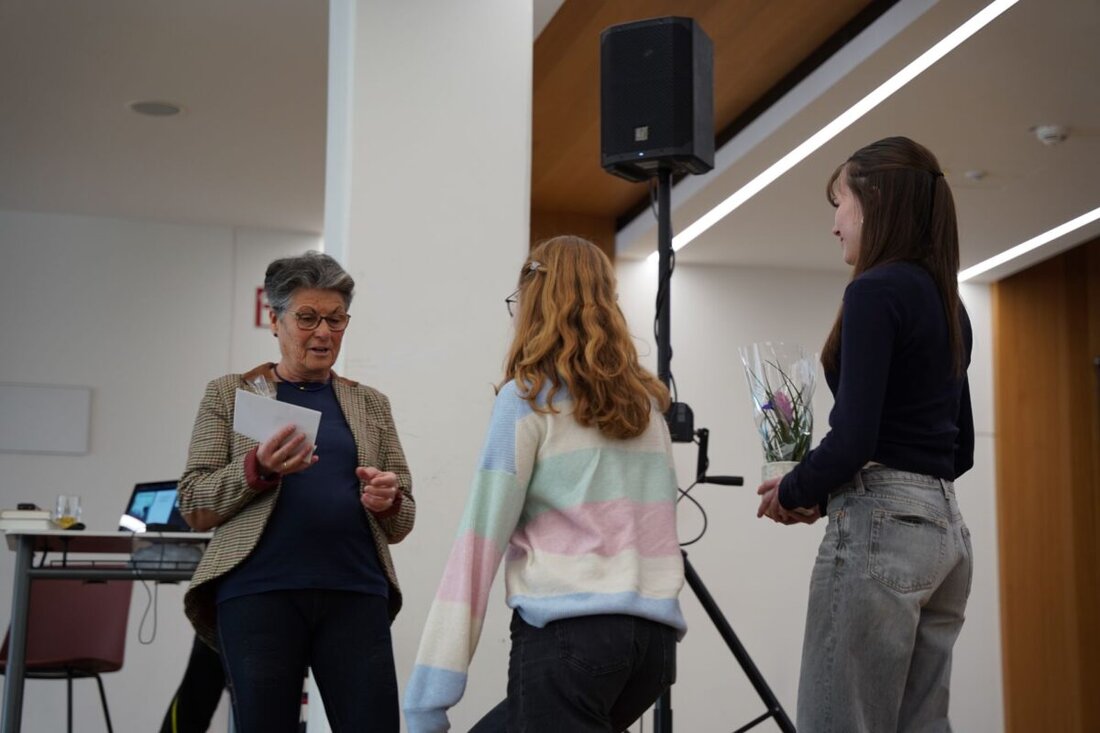 Neustadt/WN. Annette Erös war Gast im Gymnasium Neustadt/WN. Sie informierte über die aktuelle Situation in Afghanistan. Die „Kinderhilfe Afghanistan“ ist eine von den wenigen Hilfsorganisationen, die nach dem Truppenabzug noch im Land verblieben sind.
