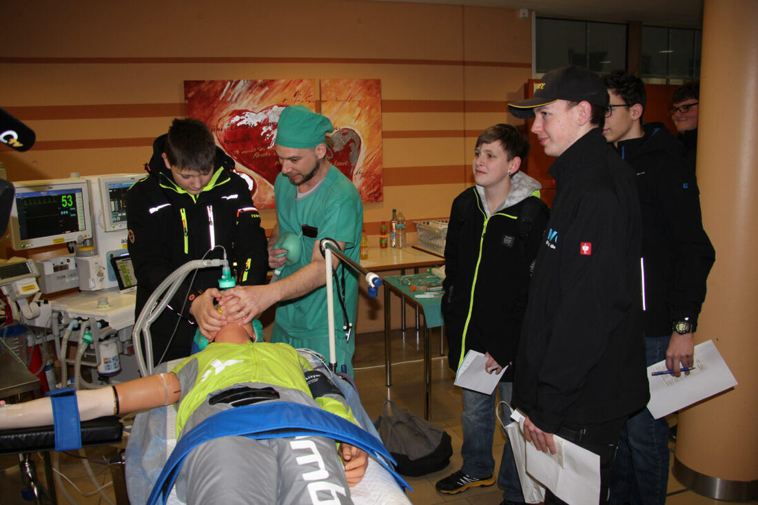 Weiden. Rund 450 Schülerinnen und Schüler aus der Nordoberpfalz informierten sich am 14. März über Pflegeberufe im Klinikum Weiden. Sie lernten praktisch durch den Einsatz an Dummys und konnten Einblicke in verschiedene medizinische Bereiche gewinnen.