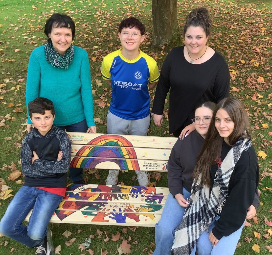 Pressath. Eine Demokratie-Bank machte an der Schule Halt, die Schülerschaft gestaltete sie mit Handkreis und dem Motto 'Aus vielen ICHS ein WIR' und der endgültige Standort wird ausgelost.