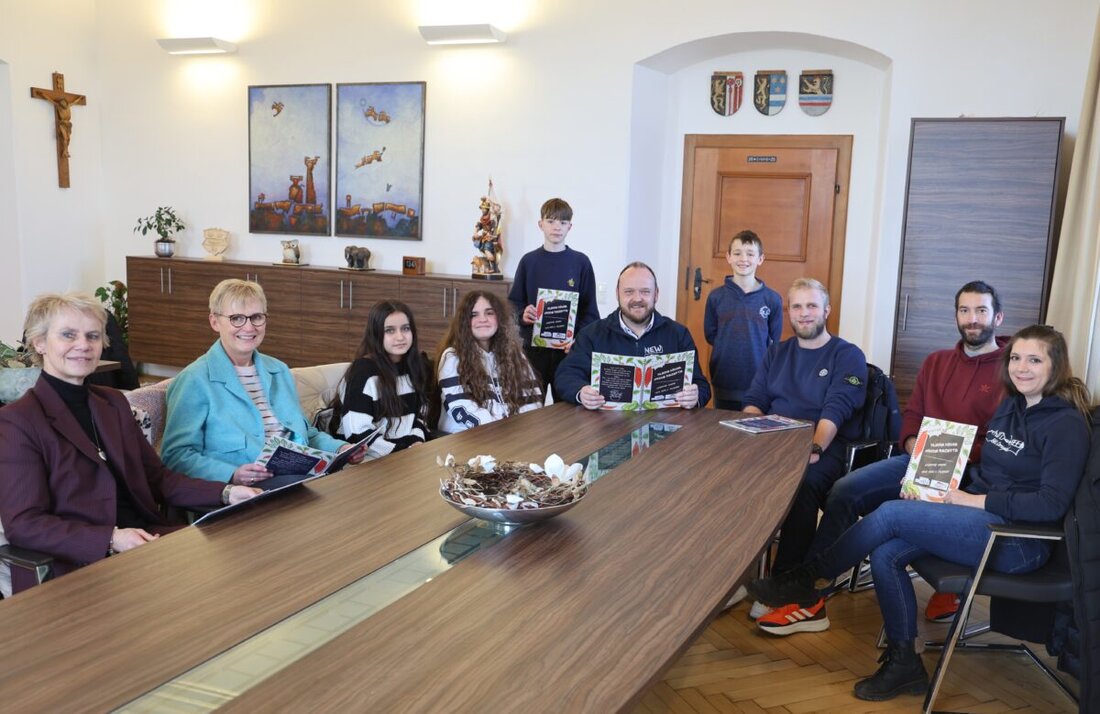 Altenstadt. Schüler der 6. Klasse der Mittelschule Altenstadt veröffentlichen Kochbuch "Kleine Köche, große Rezepte" zur Förderung gesunder Ernährung. Das Buch stellt internationale Gerichte vor und ist auch für den Unterricht an anderen Schulen gedacht.