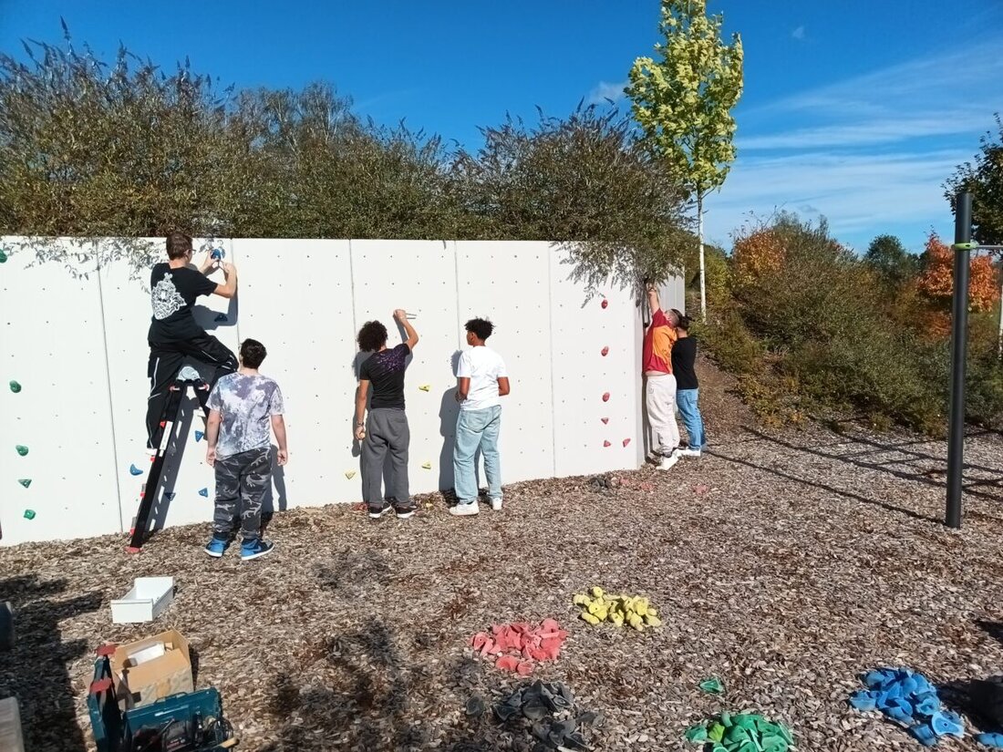 Eschenbach. Engagierte Schüler der Markus-Gottwalt-Schule haben die mit Graffiti beschmierte Boulderwand saniert und neu bestückt. 