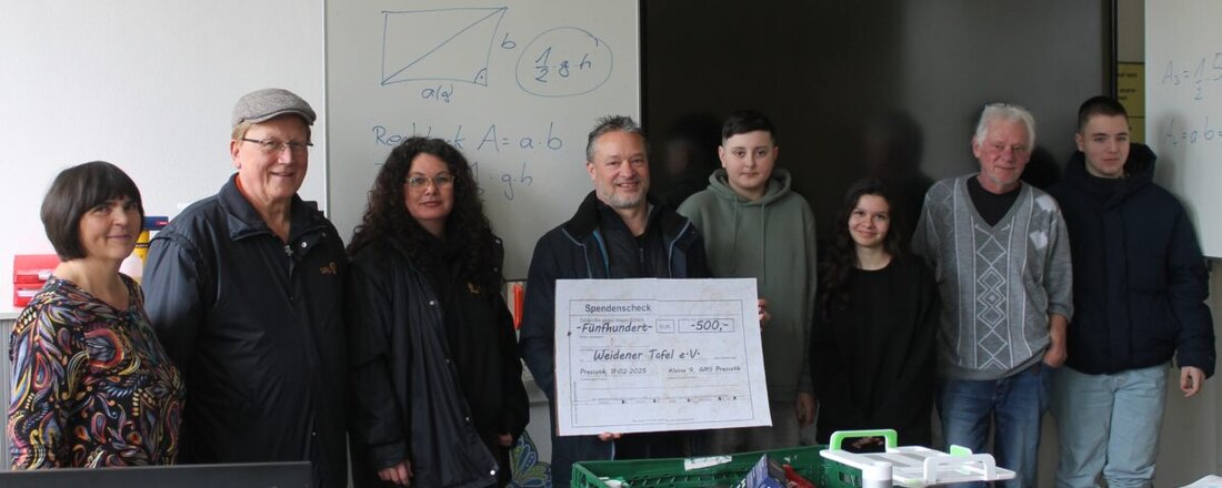 Pressath. Schüler der 9. Klasse spendeten 500 Euro an die Tafel in Weiden, erzielt durch Müllsammlungen und Verkaufsaktionen. Die Aktion wurde unterstützt von lokalen Persönlichkeiten und fördert soziales Engagement.