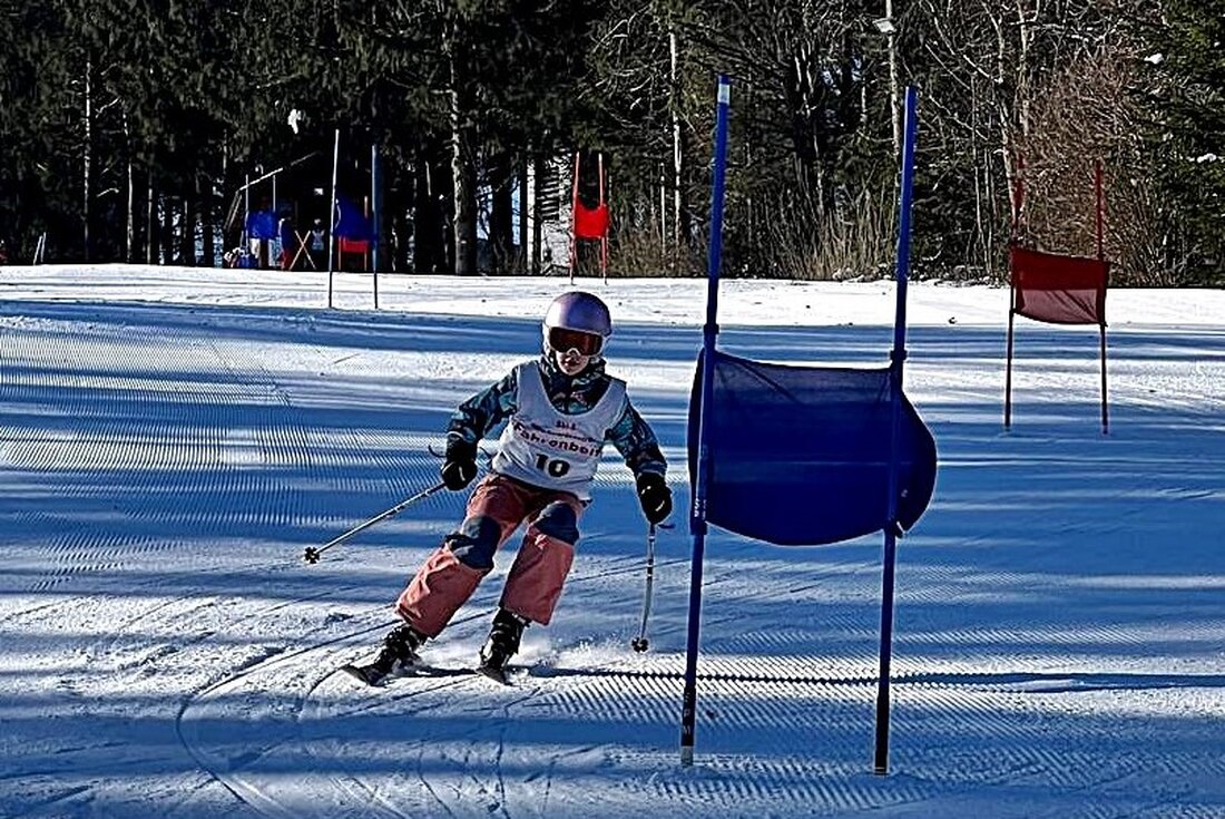 Weiden. Weiterführende Schulen aus Neustadt und Weiden nahmen an einem alpinen Skirennen auf dem Fahrenberg teil, wobei vier Mannschaften in verschiedenen Altersklassen gewannen. Die schnellsten Läufer waren Charlotte Pausch und Ole Rössle vom Augustinus-Gymnasium Weiden.