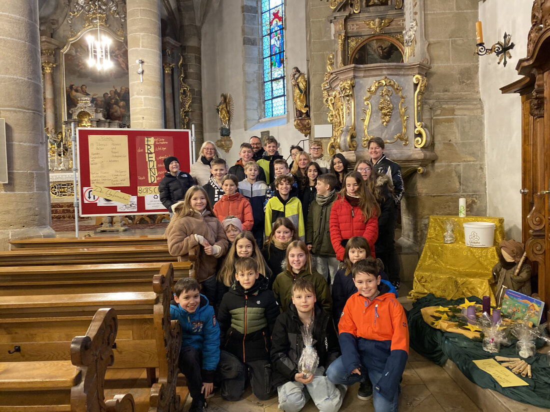 Kemnath. Schüler der Realschule am Tor zur Oberpfalz gestalteten einen Familiengottesdienst, thematisierend Umkehr und Gemeinschaft. Mit kreativen Projekten sammelten sie Spenden für soziale Zwecke.