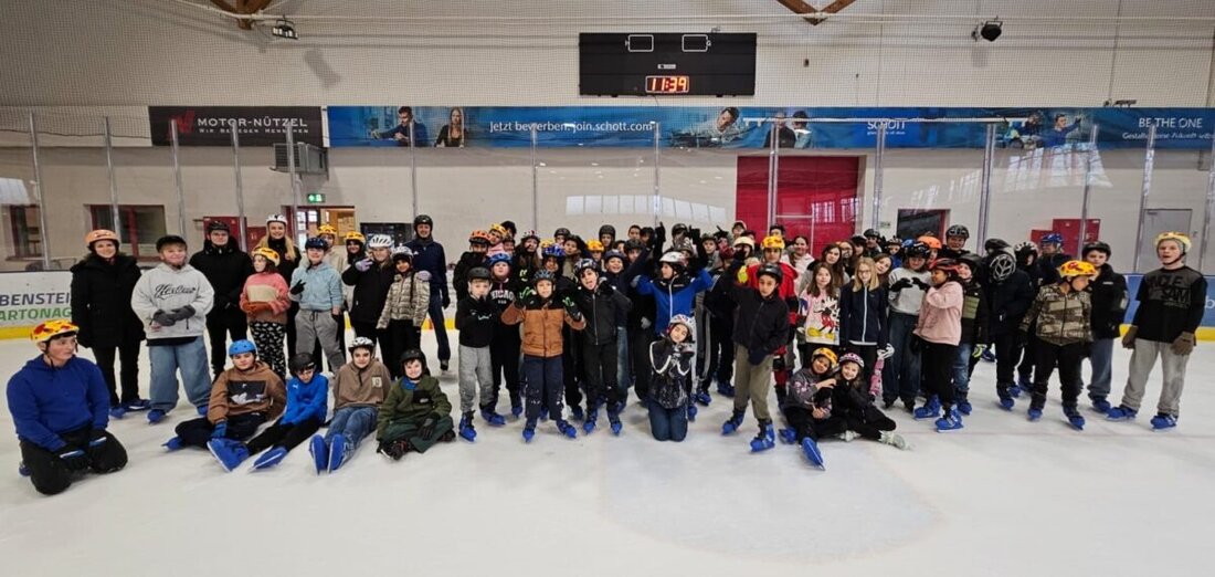 Mitterteich. Schüler der Mittelschule Pressath genossen einen Wintersporttag in der Eishalle, organisiert von Lehrer Veigl-Meyer, komplett mit Helmen und Handschuhen, ohne Verletzungen.