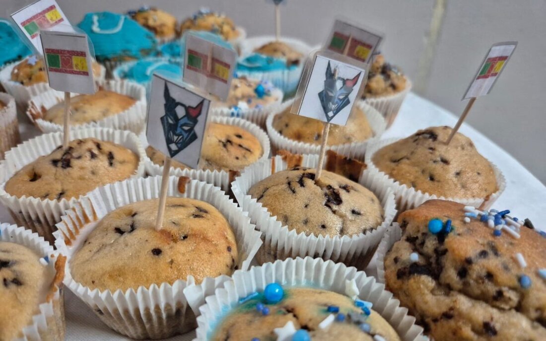 Weiden. Schüler backten Muffins und verkauften Nikolaus-Mützen, um die Blue Devils finanziell zu unterstützen und spenden eine Summe für die Nachwuchsarbeit.