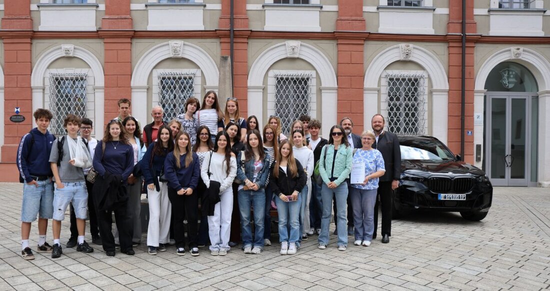 Neustadt/WN. Seit 35 Jahren verbindet ein Austausch das Gymnasium Neustadt/WN mit dem Török-Ignác-Gimnázium in Gödöllő. Am 15. Juni 2026 empfing Landrat Andreas Meier 24 Schülerinnen und Schüler im Landratsamt.
