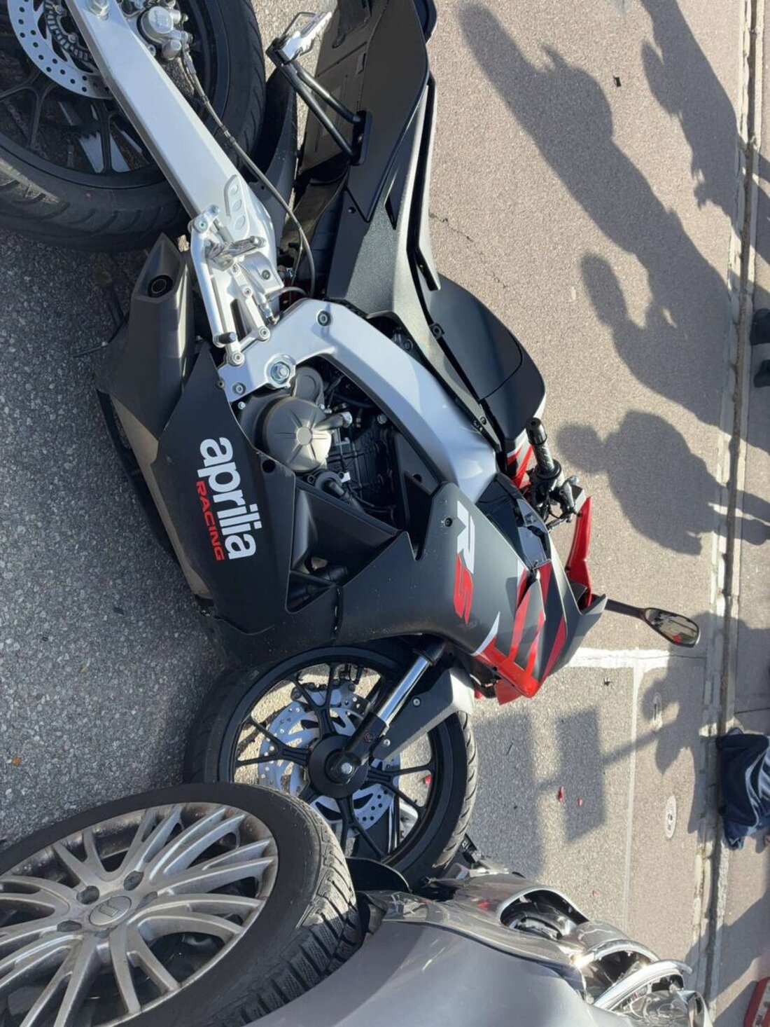 Schwandorf. Bei einem Schulwegunfall kollidierten ein 18-jähriger und eine 16-jährige Schülerin. Die Frau wurde leicht verletzt und ins Krankenhaus gebracht; der Sachschaden beträgt etwa 8.000 €.