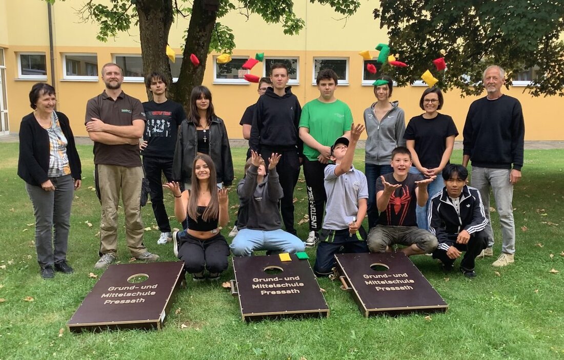 Pressath. Schüler der 8. Klasse in Pressath haben im Rahmen eines Projekts hochwertige Cornhole-Spiele hergestellt. Das Projekt stärkte die Schulgemeinschaft und führte zu spielerischer Abwechslung.