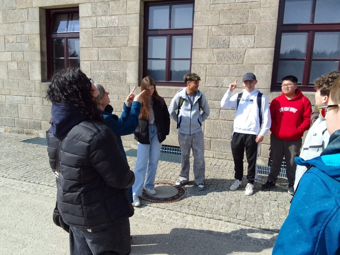 Bela nad Radbuzou. Schüler der siebten und neunten Klassen vertieften in einem grenzübergreifenden Projekt die deutsch-tschechische Geschichte. Sie besuchten Synagoge und Friedhof in Floß sowie die KZ-Gedenkstätte Flossenbürg.