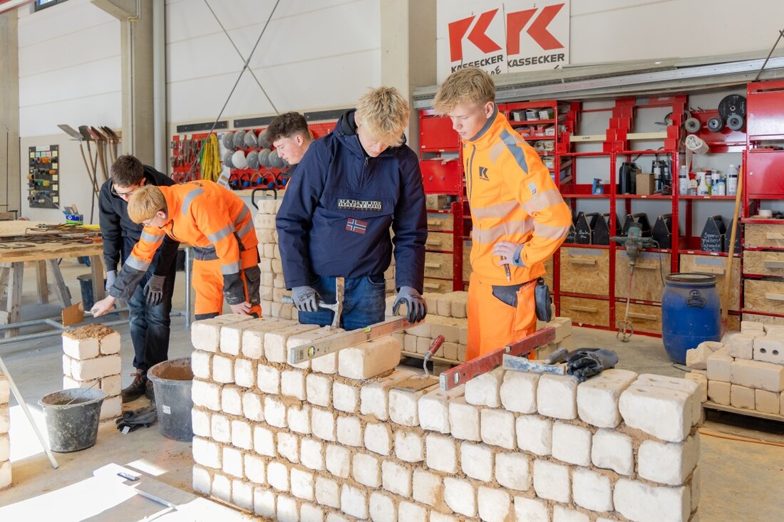 Waldsassen. Wie fühlt sich der Berufsalltag im Baugewerbe an? Welche Aufgaben erwarten einen als Betonbauer? Wie viel Geschick braucht es, um eine Abwasserleitung fachgerecht zu montieren? Antworten auf diese und viele weitere Fragen erhielten 122 Schülerinnen und Schüler aus sieben Klassen der Mittelschulen Mitterteich, Tirschenreuth, Waldsassen und Wiesau beim diesjährigen Kassecker Schülertag.