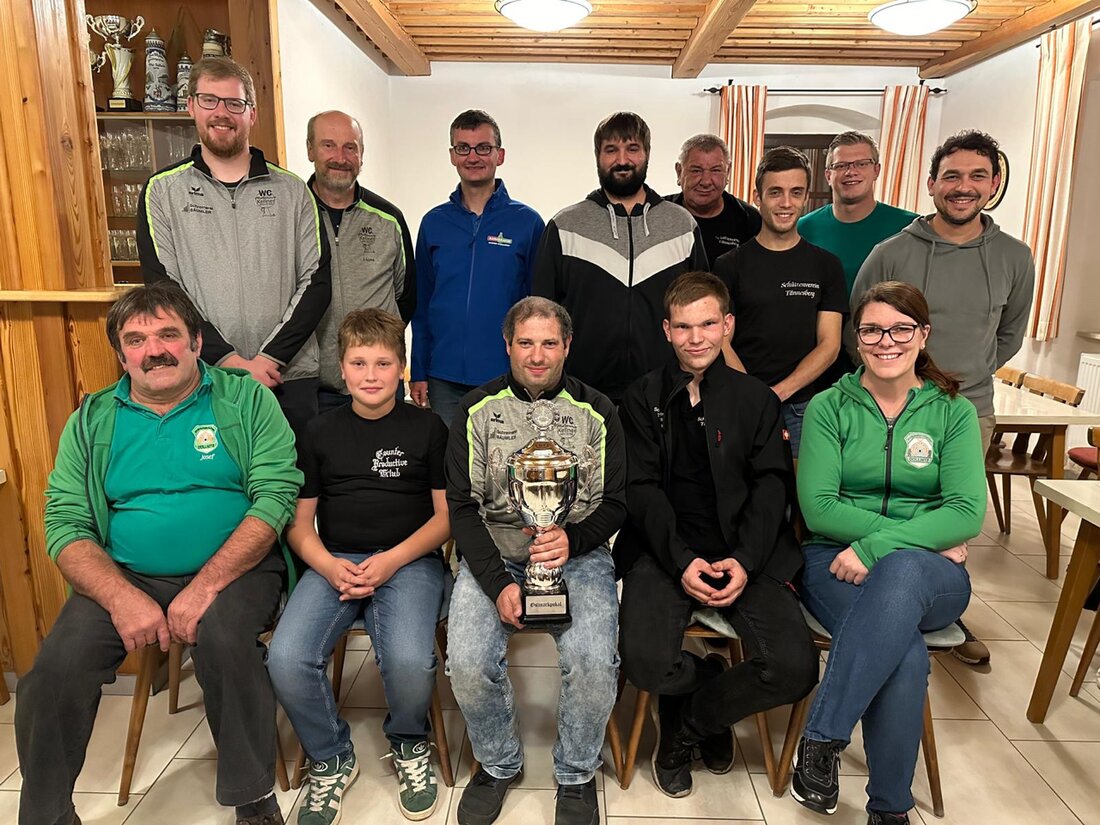 Döllnitz. Die "St.Thomas Schützen" aus Oberlind gewinnen den Ostmarkpokal mit 1955 Ringen bei der 49. jährlichen Feier. Die besten Einzelschützen waren Theresa Bodensteiner (Luftgewehr), Johannes Eiberweiser (Luftpistole) und Christina Beierl (Jugend).