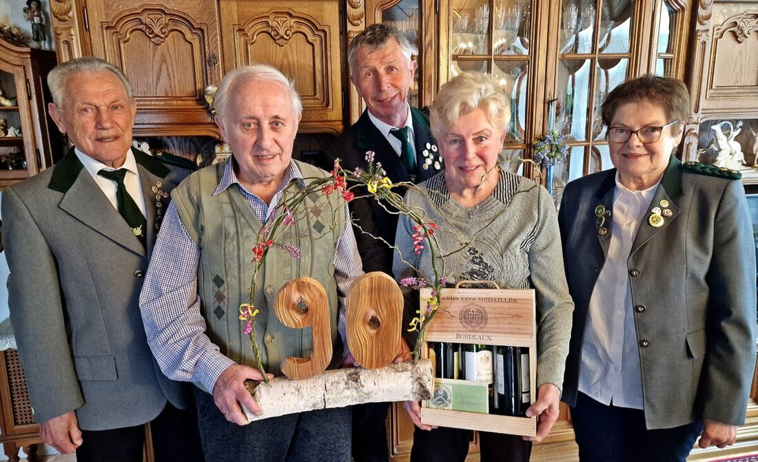 Weiden. Die Heimatfreunde Mooslohe gratulierten Ehrenmitglied Erich Mösch zum 90. Geburtstag und erinnerten an Jahrzehnte Vereinsleben. Der gebürtige Weidener prägte seit 1957 das Vereinsleben.