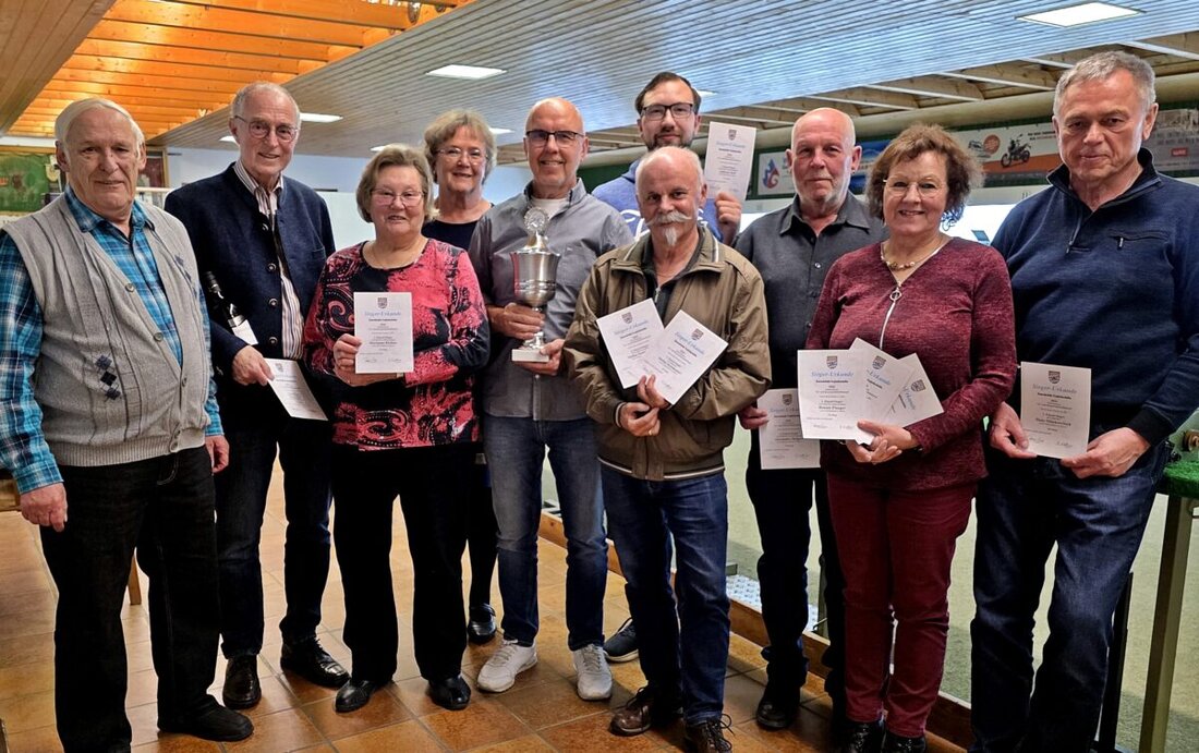 Weiden. Die Schützengruppe der Siebener Kameradschaft lud zum Vergleichs- und Osterschießen, an dem 21 Schützen teilnahmen. Erfolge, ein Ehrenpokal mit 27 Teiler und 405 Punkte beim Ostereierschießen prägten zwei gesellige Abende.