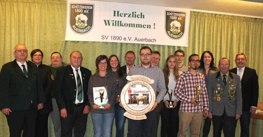 Auerbach/Neustadt/WN. „Traditionen pflegen und Traditionen bewahren“, dieses Motto begleitet das Sparkassenpokalschießen seit über vier Jahrzehnten. Seit 48 Jahren treffen sich die Schützenvereine des ehemaligen Landkreises Eschenbach, zum traditionsreichen Wettbewerb. Seit der [&hellip;]