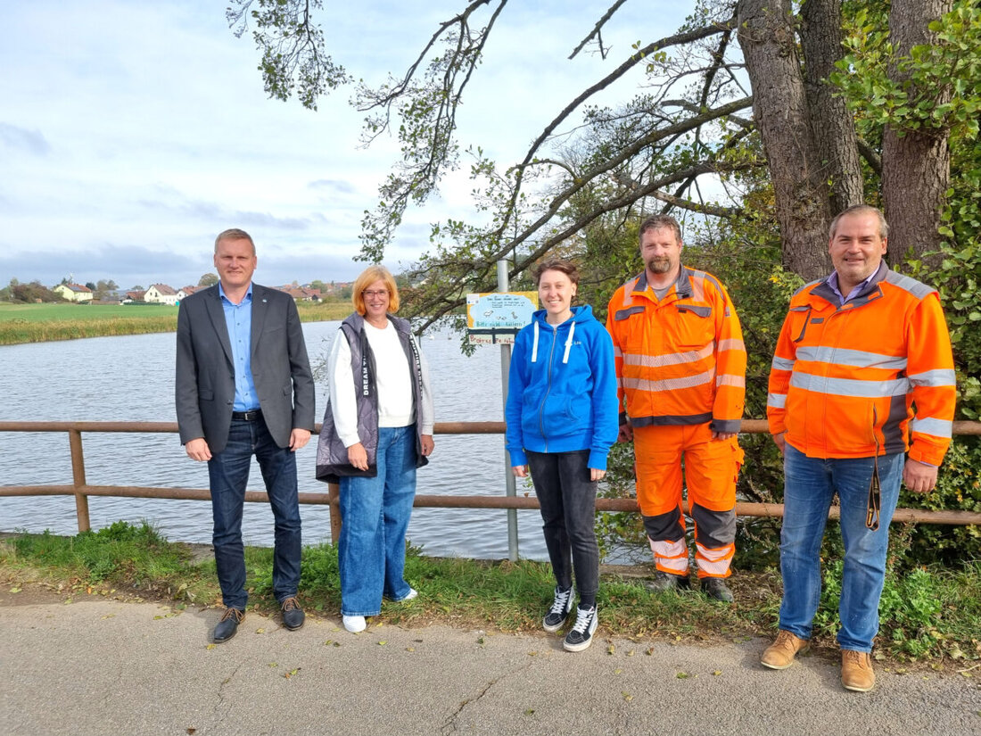 Um die Fütterung der Wasservögel zu stoppen, wurden in Maxhütte-Haidhof Hinweisschilder von Schülern erstellt und angebracht. Trotz Sachbeschädigung der Schilder setzt der LBV die Aufklärungsarbeit fort.