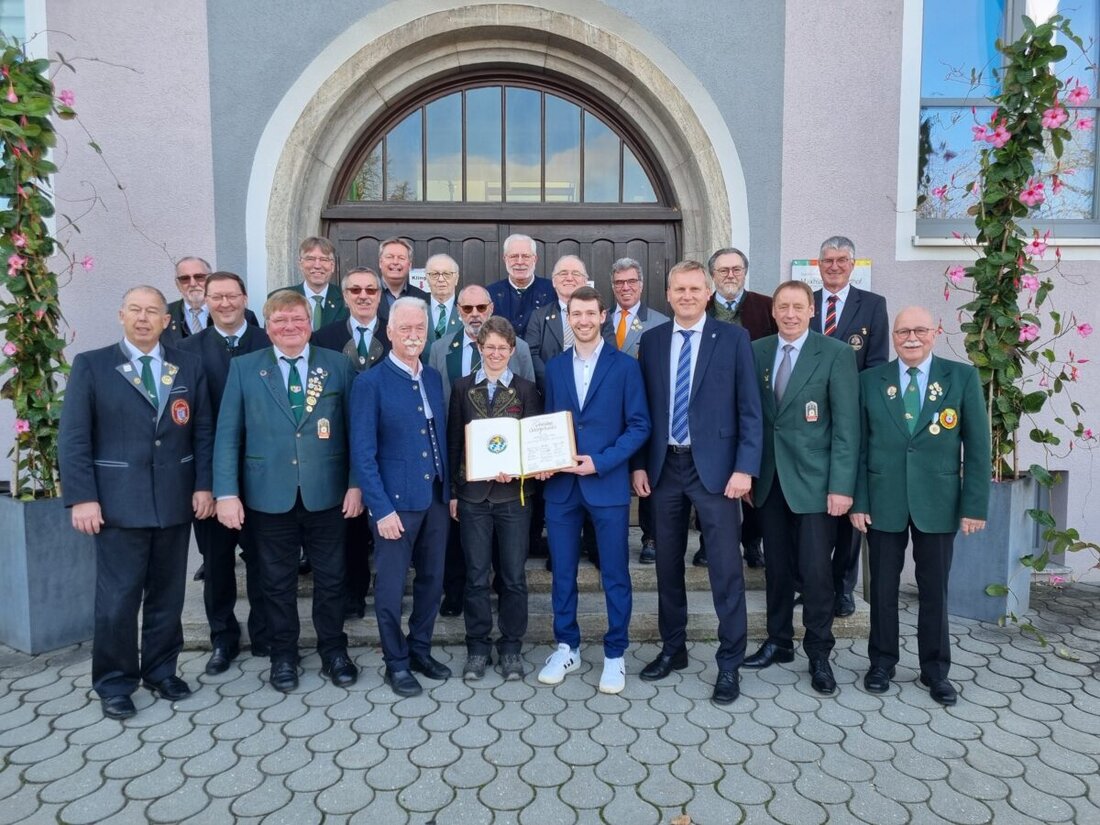 Maxhütte-Haidhof. Beim 73. Delegiertentag des Oberpfälzer Schützenbundes trugen sich hochrangige Vertreter im Rathaus ins Goldene Buch der Stadt ein.