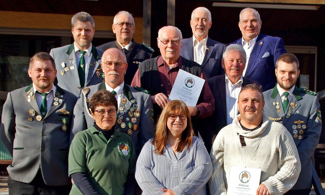 Weiden/Neunkirchen. Die Schützengesellschaft Freiheit bestätigte bei der Jahreshauptversammlung ihre Führung und ehrte Mitglieder für 40 und 55 Jahre Treue. Berichte zeigten sportliche Erfolge und solide Finanzen.