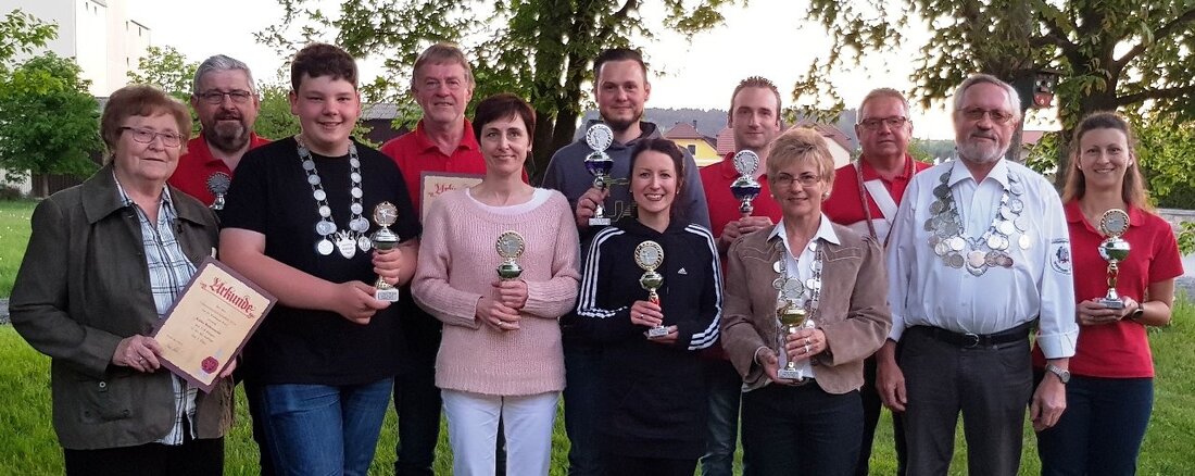 Wurz. Die Königsfeier der Schützengesellschaft begann mit einem gemeinsamen Abendessen. Dann ehrten die Schützenmeister Markus Kulikow und sein Stellvertreter Markus König die Gewinner mit Auszeichnungen.  Zuerst bekamen die Vereinsmeister ihre [&hellip;]