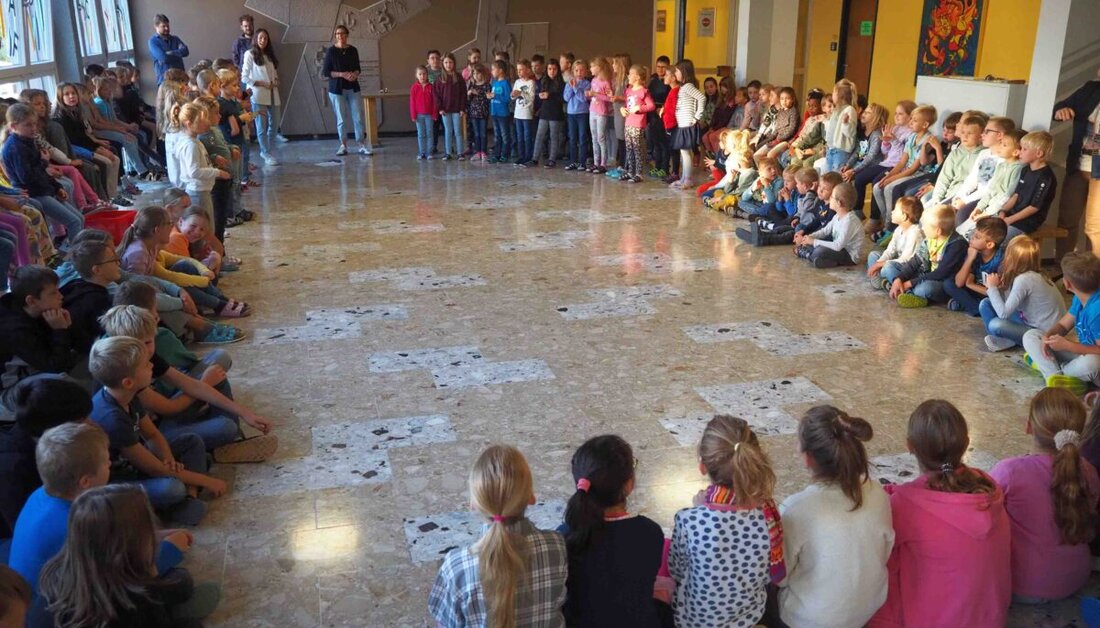 Erbendorf. An der Grundschule Erbendorf wurden bei einem Schultreffen gemeinsame Regeln für ein harmonisches Miteinander erarbeitet. Schüler und Lehrkräfte sorgten mit Liedern und Spielen für eine positive Atmosphäre und betonten Werte und Normen.