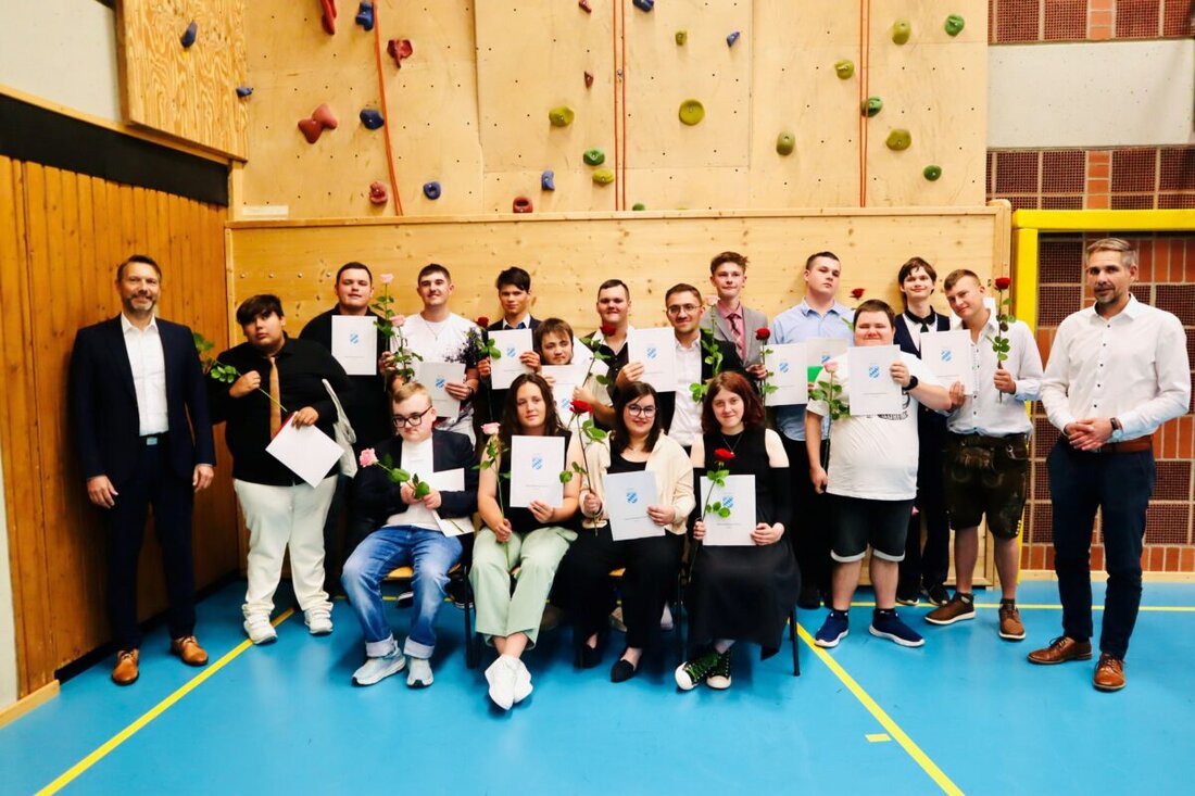 Amberg. Nach zwölf Jahren Schulzeit haben 16 Schülerinnen und Schüler der Berufsschulstufe der Rupert-Egenberger-Schule ihren Abschluss gefeiert – mit Familien, Pädagogen und Ehrengast Oberbürgermeister Michael Fritz.