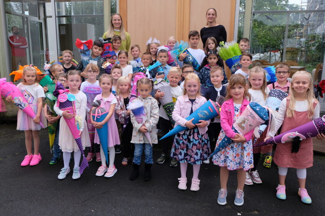 Floß. 31 Schulanfänger wurden in der Flosser Grundschule mit einer Feier und Segnung in der evangelischen Kirche begrüßt. Die Kinder wurden wegen der hohen Zahl in zwei Klassen eingeteilt.