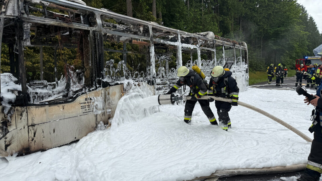 Windischeschenbach. Am 5. Juni 2025 brannte ein leerer Schulbus auf der Staatstraße 2181. Die Brandursache war unbekannt, die Feuerwehr musste Löschwasser von weit her transportieren.