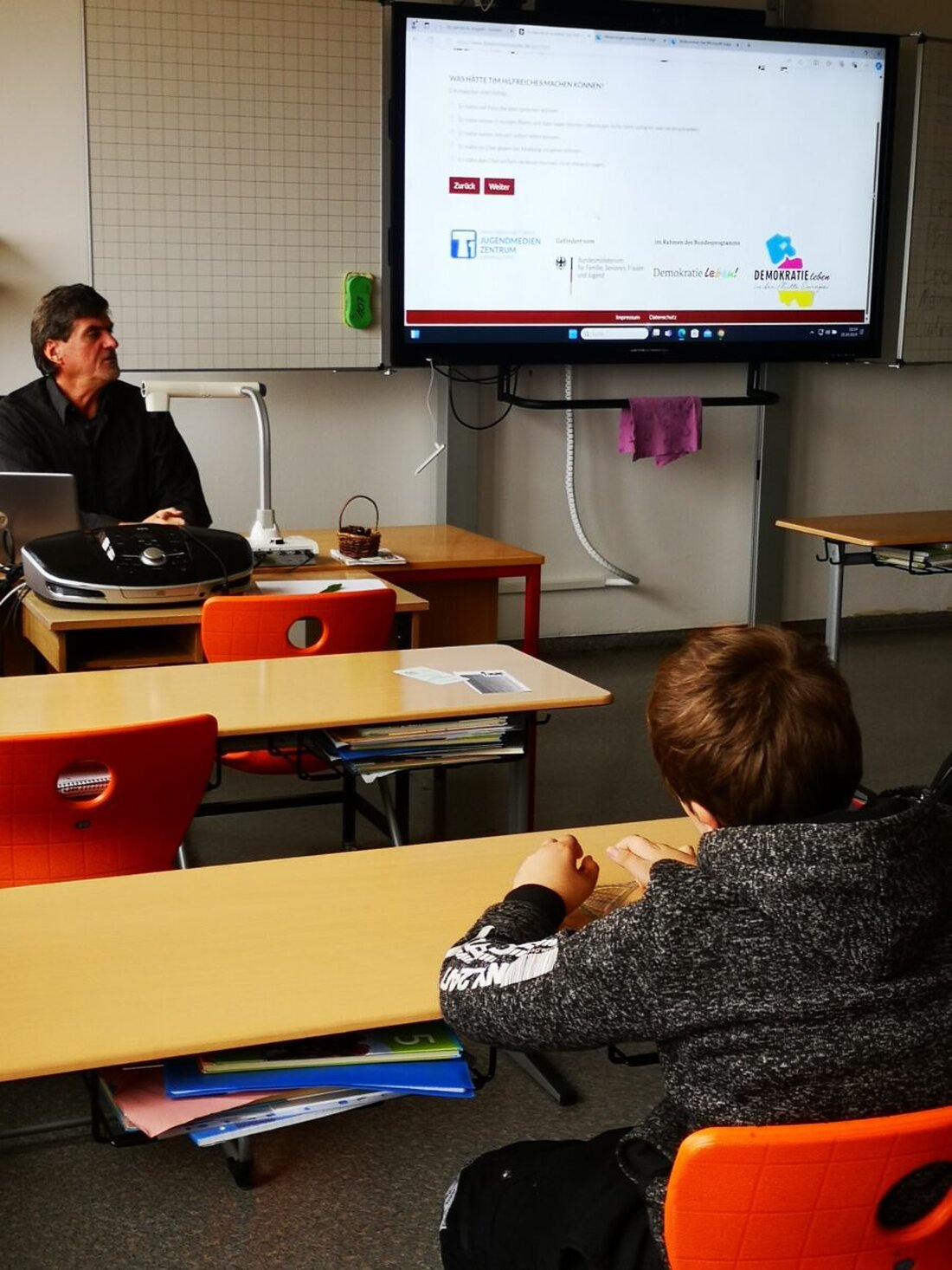 Erbendorf. Die Grund- und Mittelschule setzt sich aktiv gegen Cybermobbing ein, wobei der Jugendsozialarbeiter Jörg Wetzel mit Schülern arbeitet. Der Einsatz wurde 2023 mit dem Pädagogischen Medienpreis und dem Jugend-Kulturförderpreis geehrt.