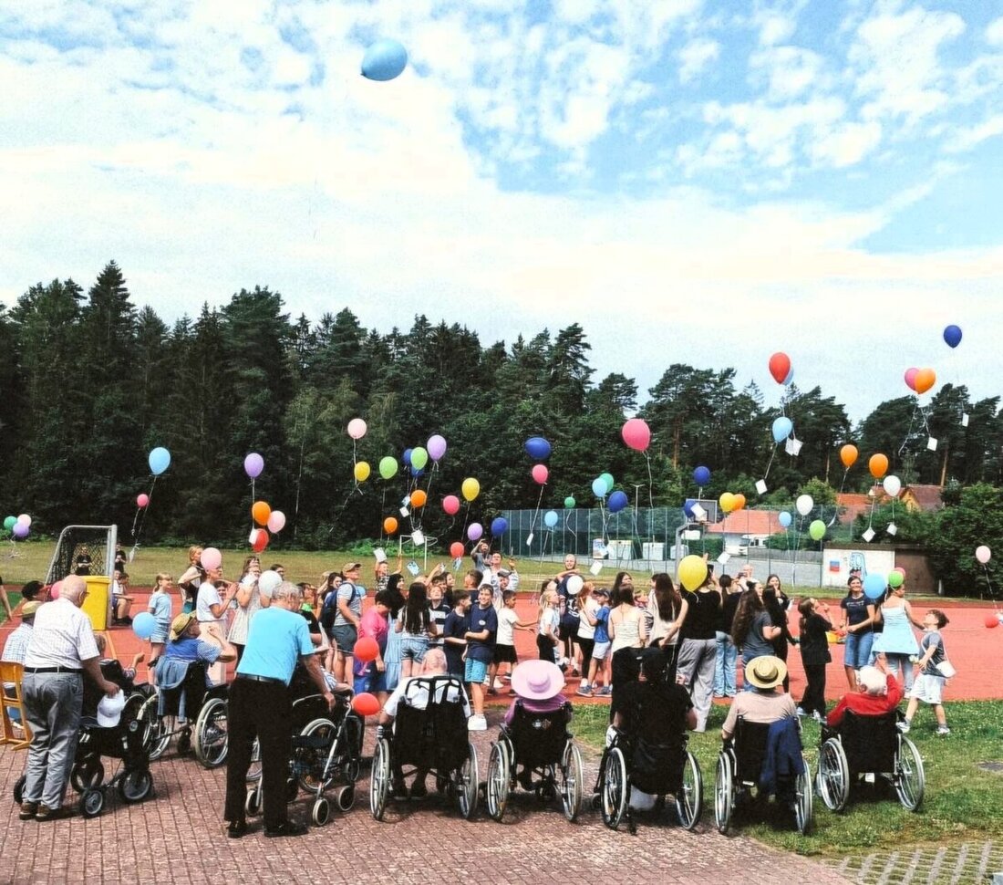 Altenstadt. Die Mittelschule Altenstadt wurde mit dem Demografiepreis Bayern 2024 für das Projekt „Jung & Alt – Zusammenhalt“ ausgezeichnet, das den Austausch zwischen Schülern und Senioren fördert. Das Projekt stärkt den gesellschaftlichen Zusammenhalt und regt andere Schulen zur Nachahmung an.
