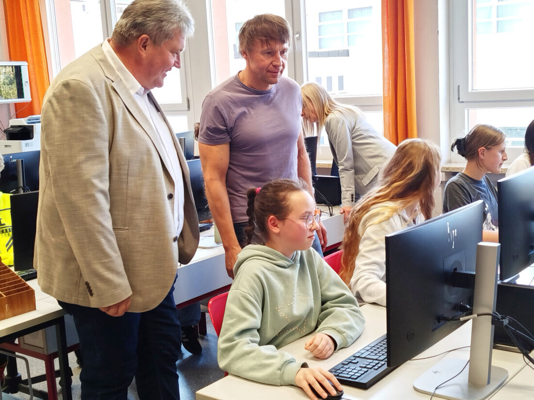 Erbendorf. Mit modernster Netzwerktechnik, neuem Netzwerkdrucker und aktueller EDV-Ausstattung schlägt die Grund- und Mittelschule Erbendorf das nächste Kapitel der digitalen Bildung auf.