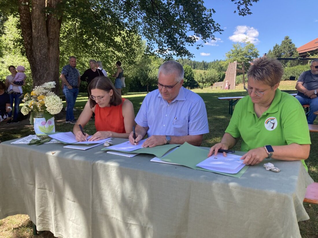 Weidenthal. Die Naturpark-Kita und die Naturpark-Schule Guteneck-Weidenthal verlängern ihre Partnerschaft mit dem Naturpark Oberpfälzer Wald. Beim Sommerfest am 3. Juli wurden die Verträge erneuert.