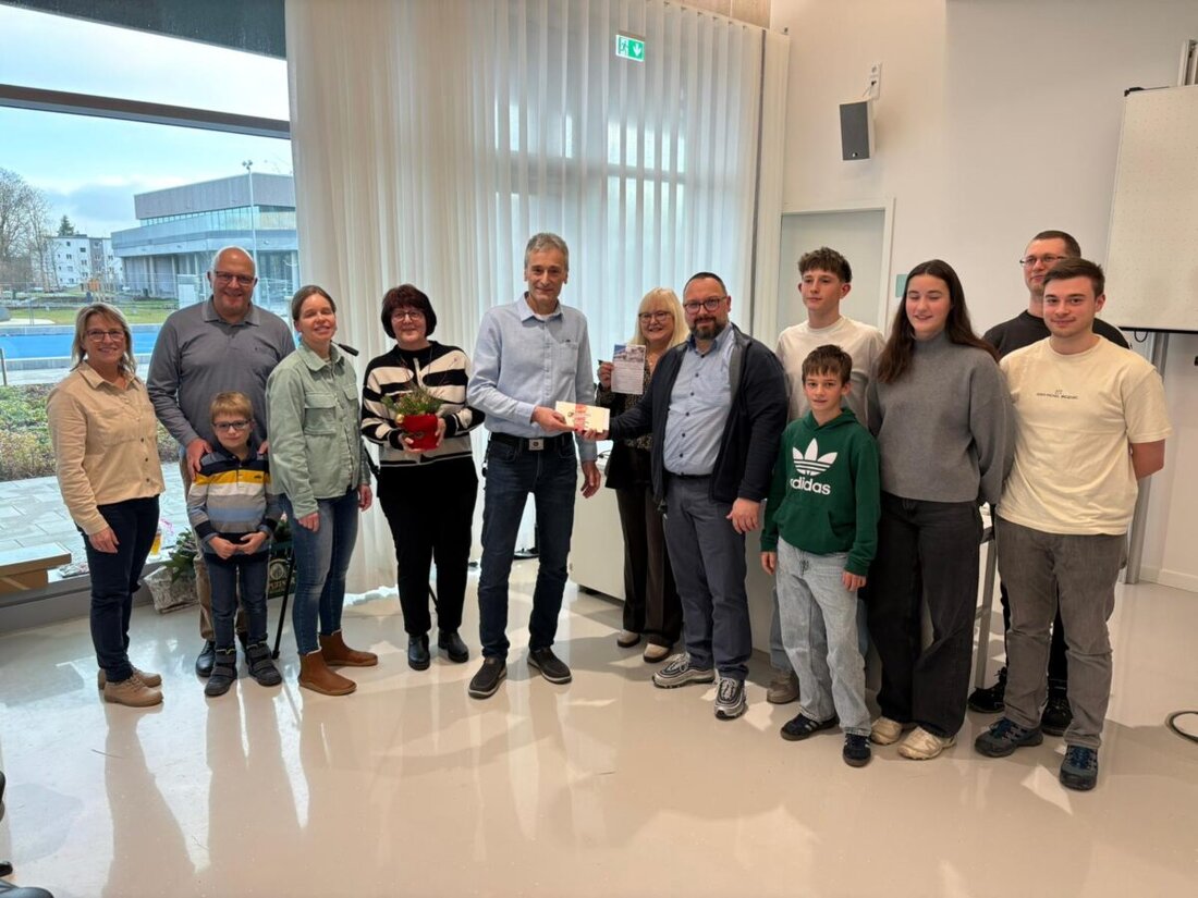 Kemnath. Die Realschule Kemnath verabschiedet Hausmeister Joachim Reindl nach 23 Jahren engagierten Wirkens. Die Schulfamilie würdigt ihn als Mann für alle Fälle; er wechselt an den Campus Kemnath ins alte Schulgebäude.