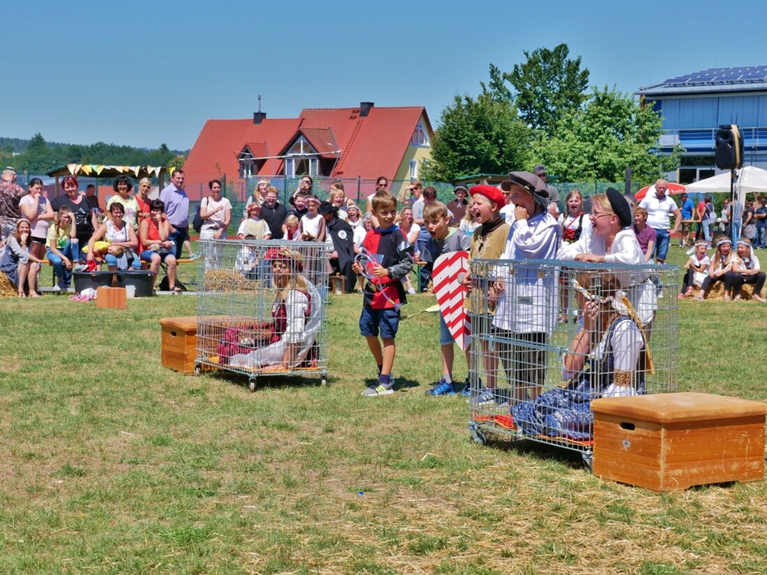Neustadt/WN. Einen aufregenden Tag erlebten die Kinder der Neustädter Grundschule am Wochenende. Nach ihrer Projektwoche zum Thema Mittelalter trafen sich die Schüler zum großen Spektakulum. Eines der Highlights: Rektorin Heike [&hellip;]
