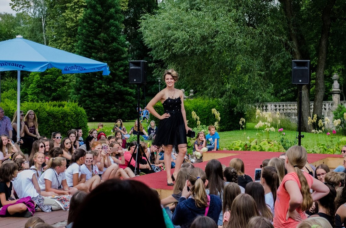 Waldsassen. Der Wettergott hat es am Samstag gut gemeint mit der Mädchenrealschule. Bei strahlendem Sonnenschein durften Schülerinnen und Lehrer zahlreiche Gäste beim Schulfest begrüßen.  Von Carina Freundl Fast alle Plätze [&hellip;]