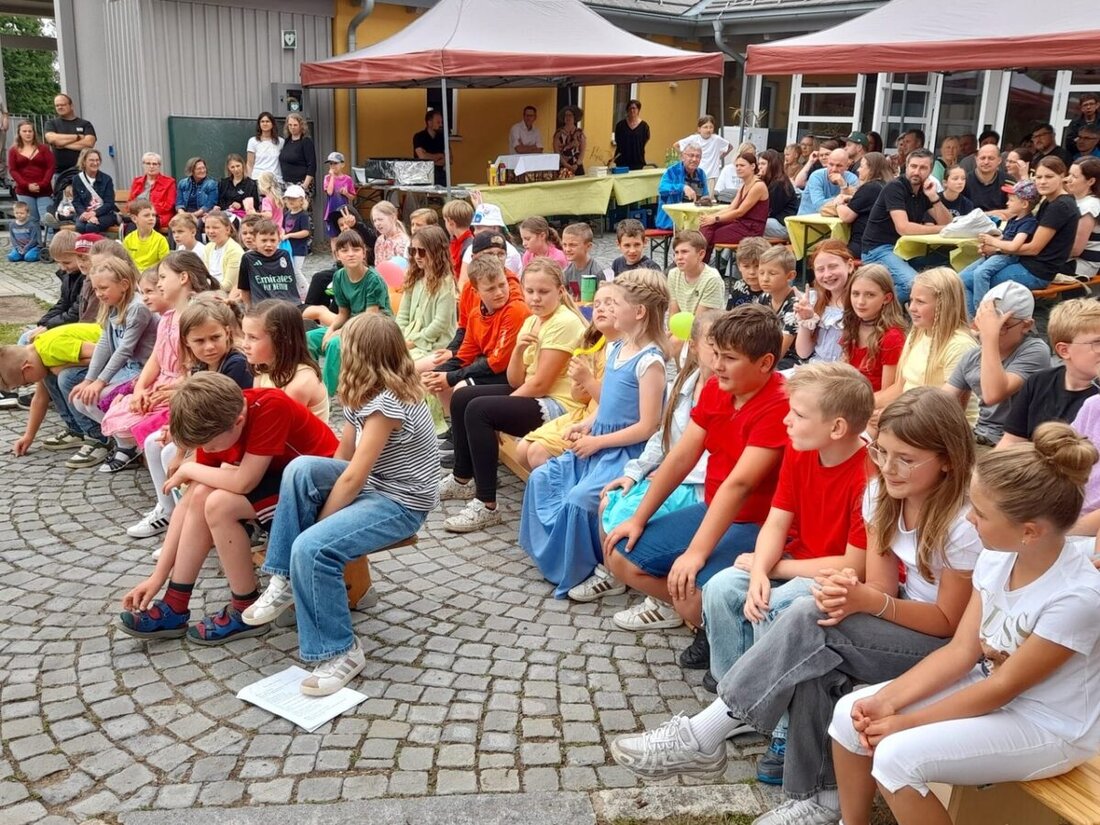 Leuchtenberg. Die Grundschüler in Leuchtenberg feierten ein "Schulfest mit Kunstgenuss", bei dem Theaterstücke aufgeführt und eine Modenschau veranstaltet wurden. Der Erlös aus verkauften Kunstwerken wird für ein Klettergerüst genutzt.