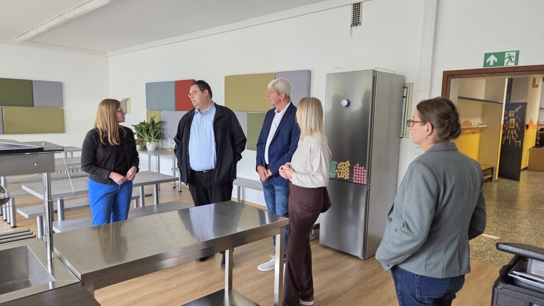 Neukirchen bei Sulzbach-Rosenberg.  Sanierungsbedürftige Schule, Investitionen ins Kanalnetz und komplizierte Förderprogramme: Beim Besuch von SPD-Landtagsabgeordneter Nicole Bäumler schildert Bürgermeister Christian Beyer, wo Neukirchen finanziell an Grenzen stößt.